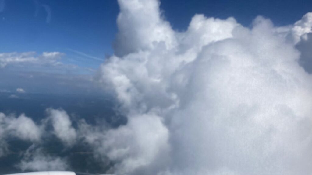 シンガポールチャンギ国際空港周辺で発達した積乱雲