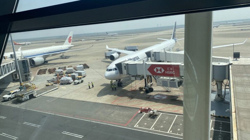 上海浦東空港のD65ゲートにとまる中国国際航空CA825便