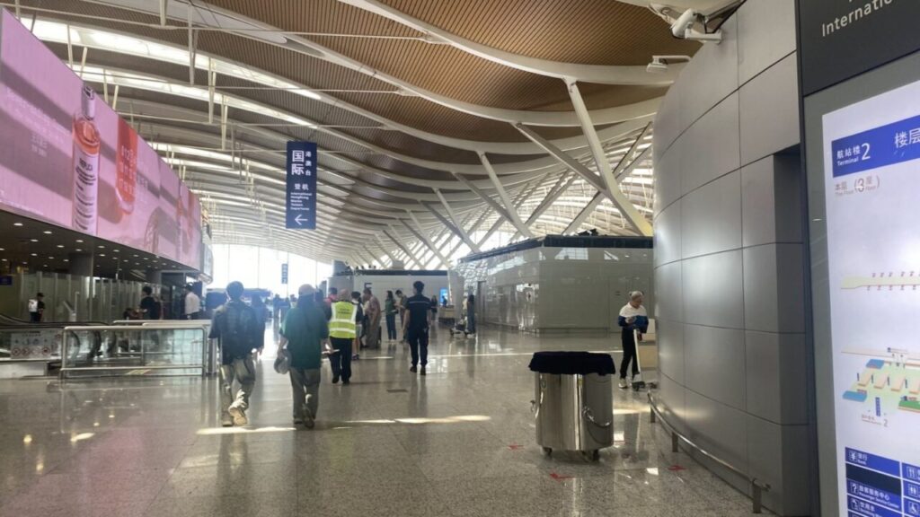 上海浦東空港第２ターミナルの出発フロア