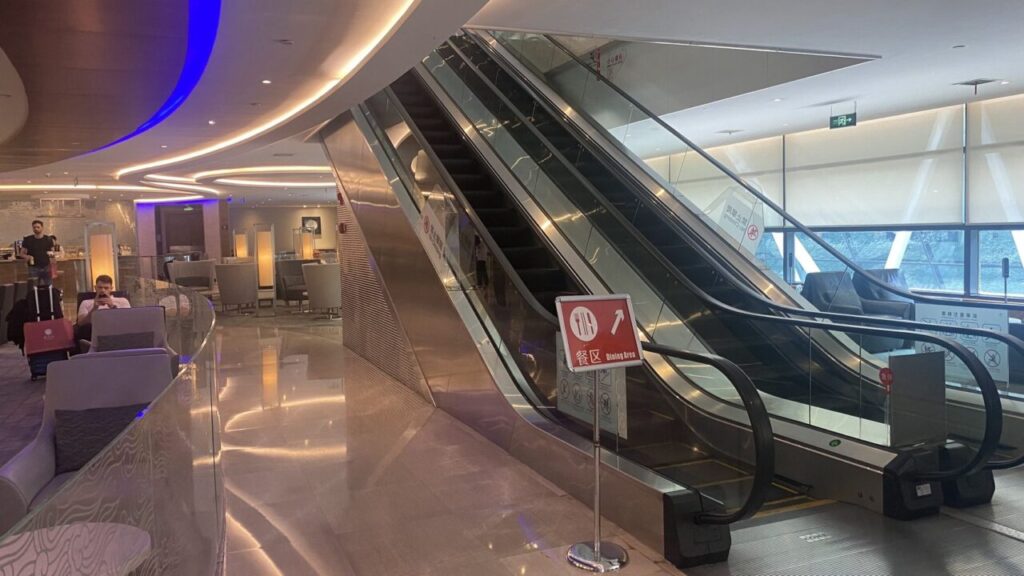 上海浦東空港の中国国際航空ラウンジのエスカレーター