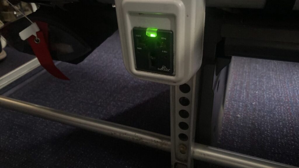 中国国際航空A350エコノミークラスのユニバーサルポート
