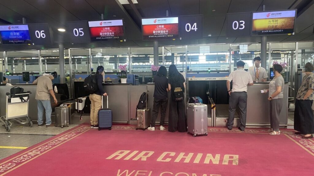 上海浦東空港の中国国際航空の国際線チェックインカウンターのプライオリティレーン