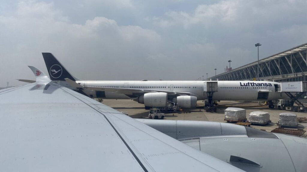 中国国際航空A350の翼とルフトハンザドイツ航空のA340-600