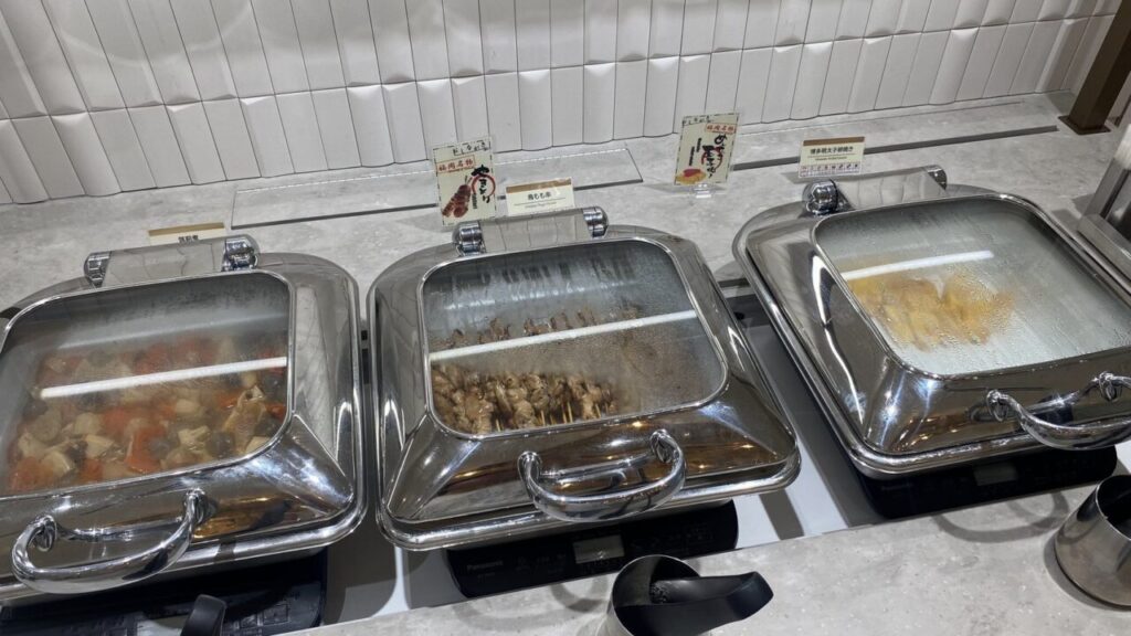 福岡空港国際線ラウンジ福岡の博多料理（焼き鳥・明太卵焼き・筑前煮）