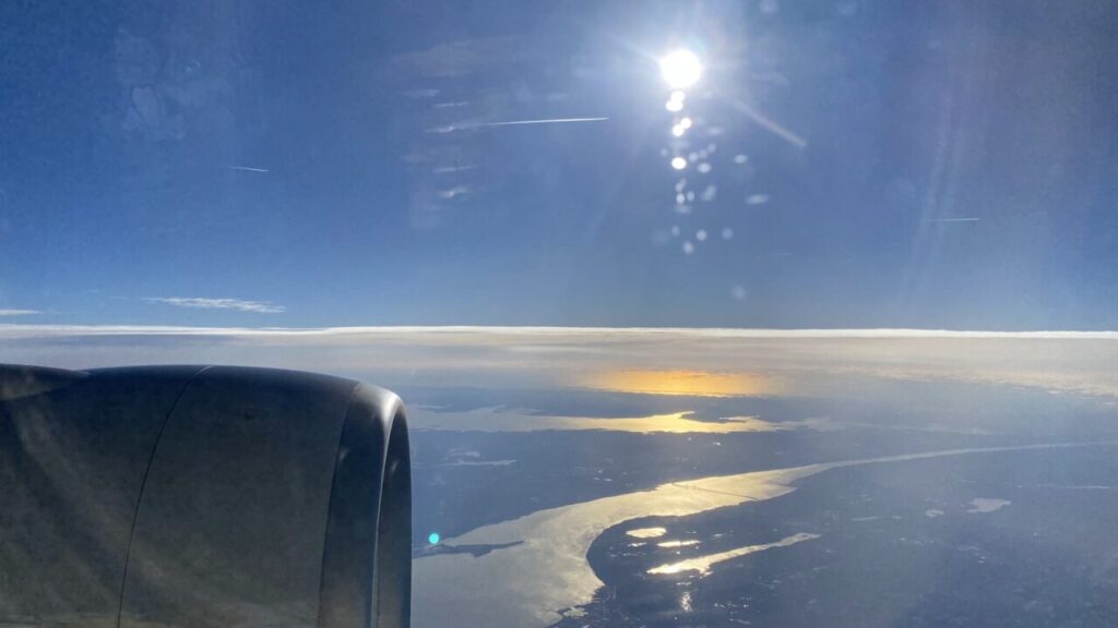 日が昇ったアメリカ上空を飛行するANA110便