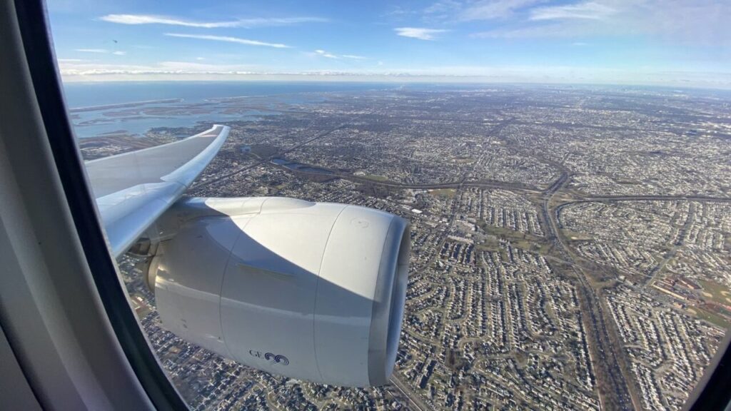 ニューヨークJFK空港に向けて降下するNH110便