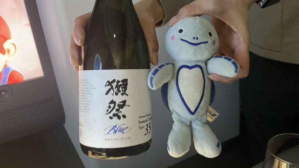 ANA829便のビジネスクラスで提供されるDASSAI Blue