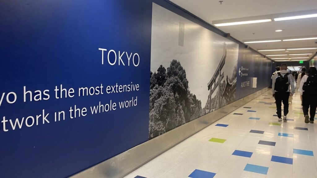 ロサンゼルス空港の地下通路に飾られたTOKYOの紹介
