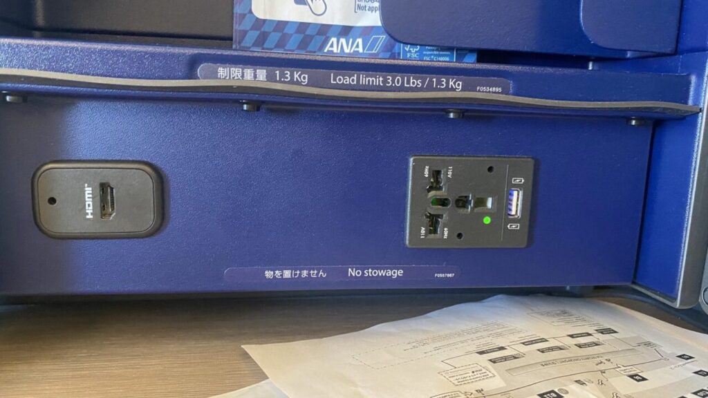 ANAビジネスクラスTHE Roomのサイドテーブル奥につけられたユニバーサルポートとUSB-A、HDMIポート