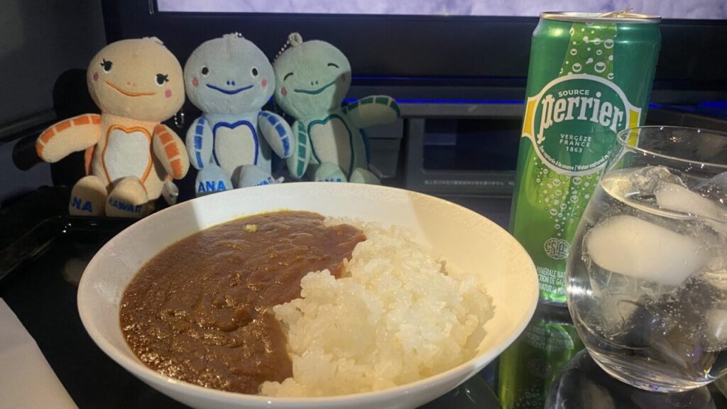 ANAの機内で食べる醍醐のビーガンカレーとペリエ