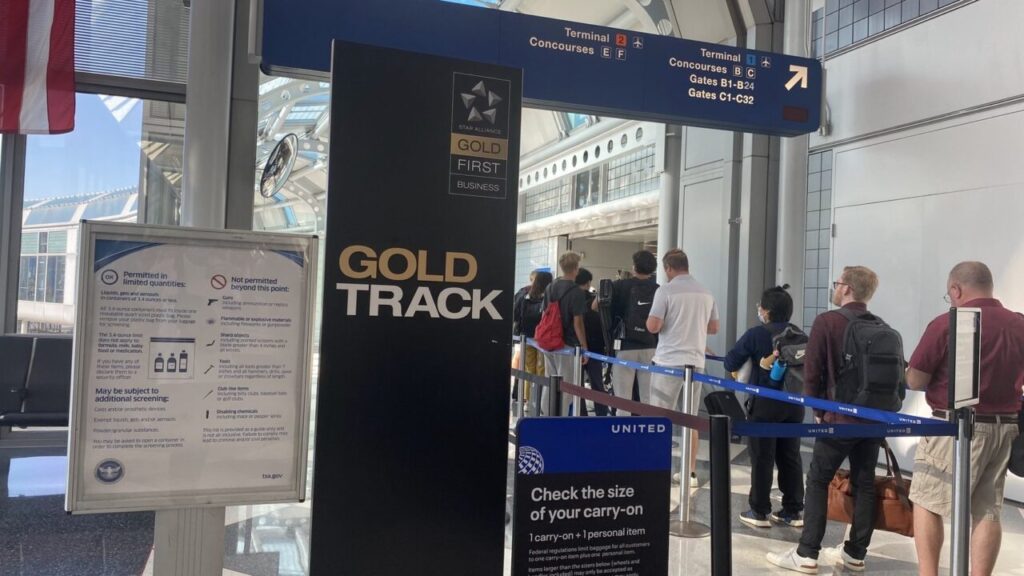 シカゴオヘア空港のGOLD TRACK(保安検査優先レーン)