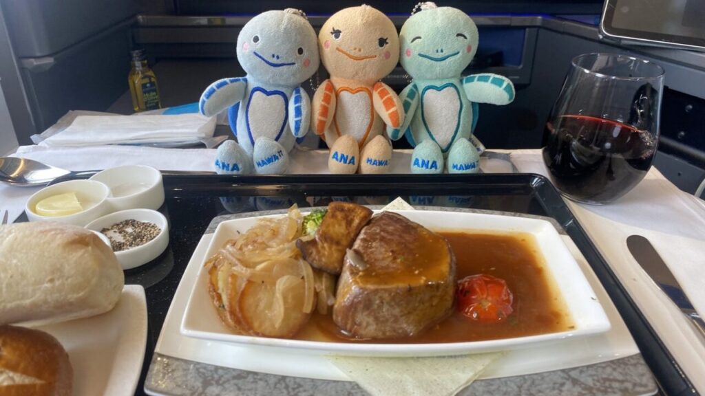 ANA11便の洋食機内食、メインのステーキ