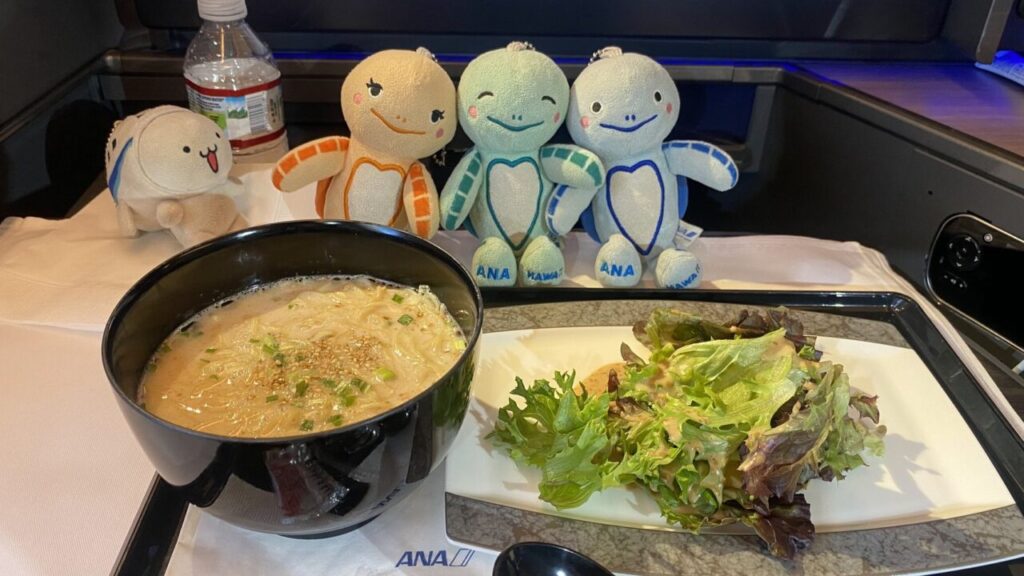 ANAビジネスクラス軽食のガーデンサラダと豚骨風ラーメン