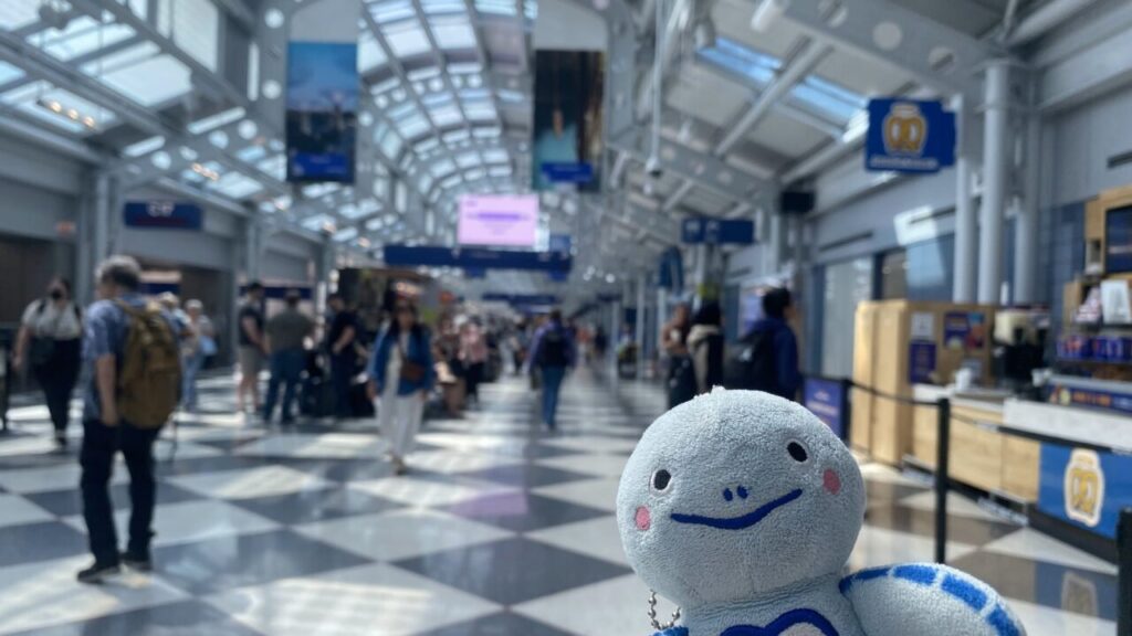 シカゴオヘア空港第1ターミナルの制限エリア内のコンコース