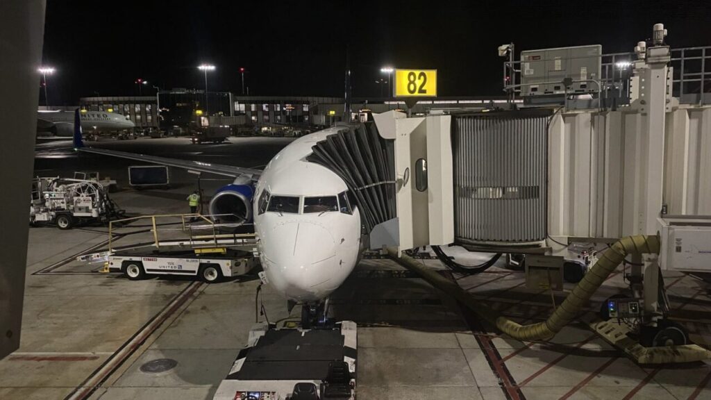 ロサンゼルス空港第８ターミナルにとまるユナイテッド航空B737-900