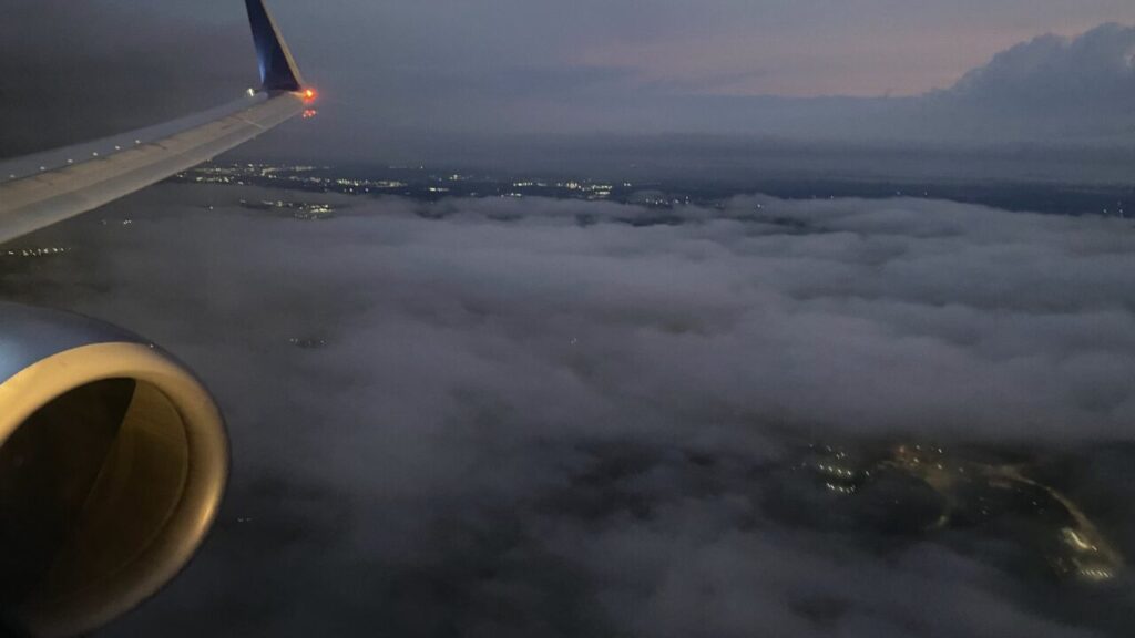 空が明るくなり始めたシカゴ上空