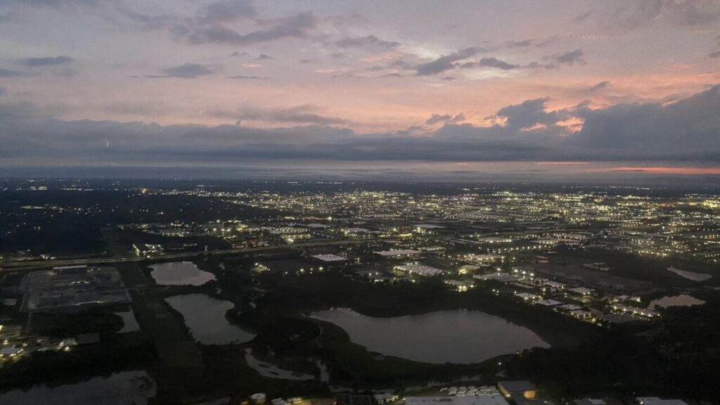 早朝のシカゴオヘア空港にアプローチ