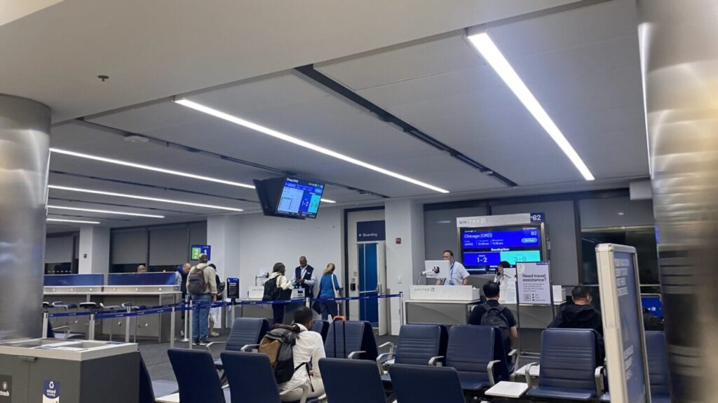 UA1413便が出発するロサンゼルス空港82番ゲート