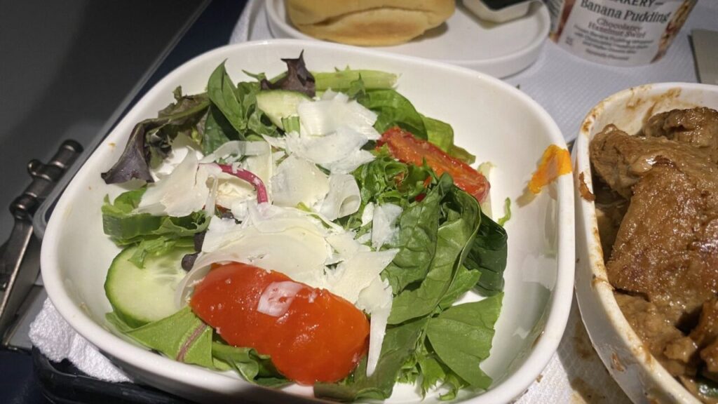 UA1413便で提供される機内食のサラダ