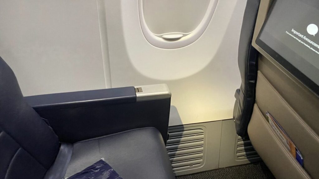 ユナイテッド航空B737-900のユナイテッドファーストのシートピッチ