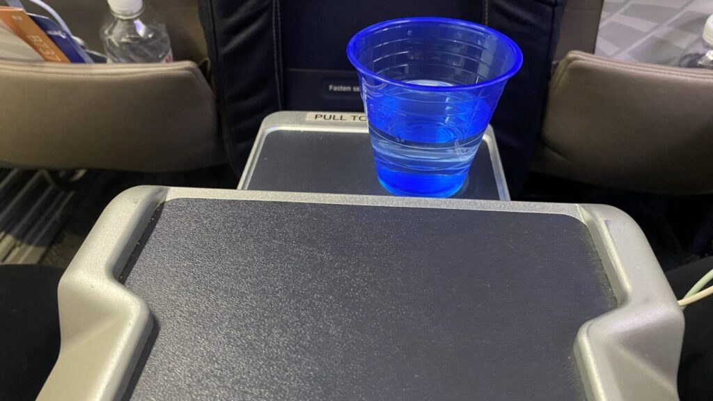 B737-900ユナイテッドファーストのサイドテーブル