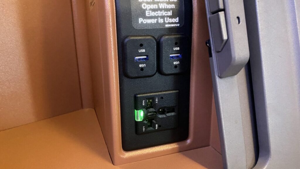 シンガポール航空ビジネスクラスのコンセントポートとUSB-Aポート