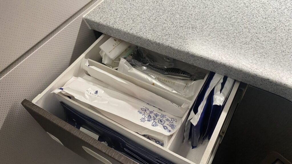 シンガポール航空トイレ内のアメニティ（歯ブラシやクシ）