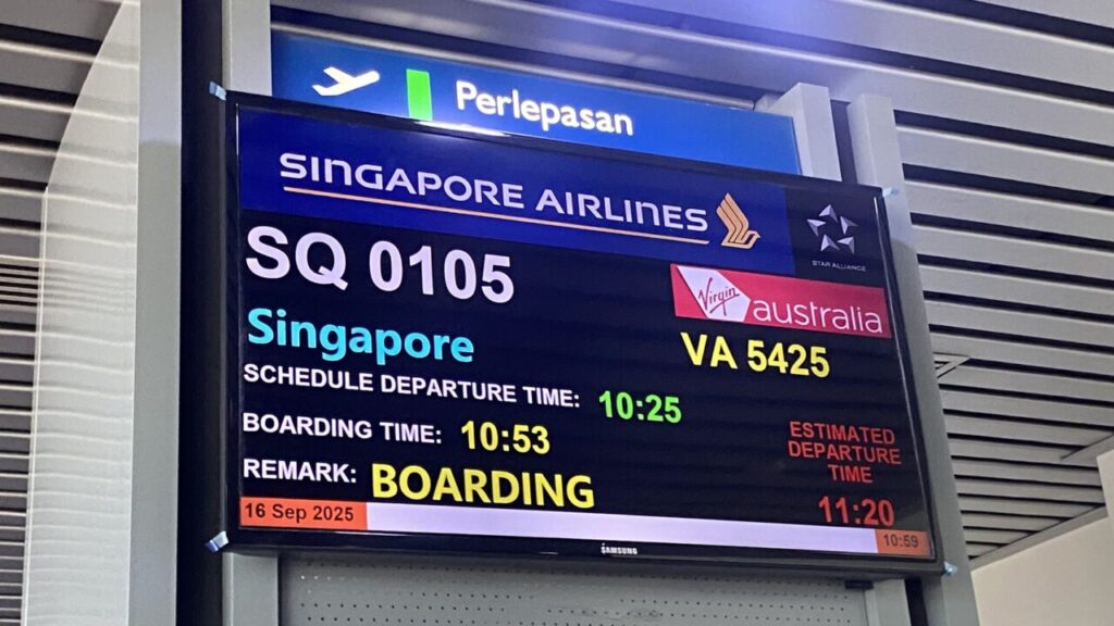 クアラルンプール国際空港の搭乗口に置かれた案内