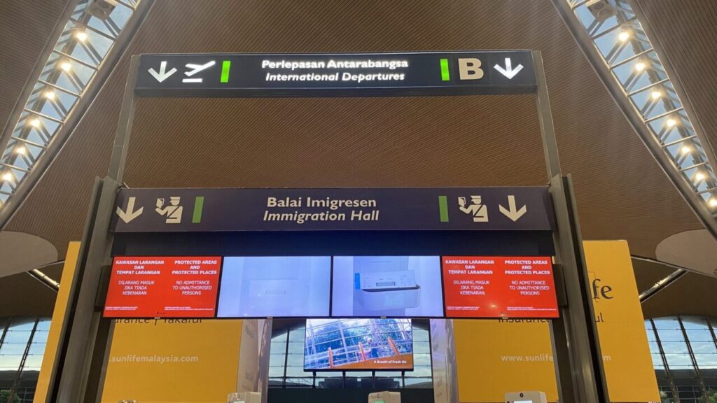 クアラルンプール国際空港国際線の出発レーン