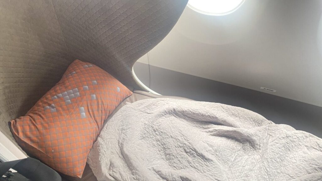 フルフラットに倒されたシンガポール航空A350-900のビジネスクラス座席