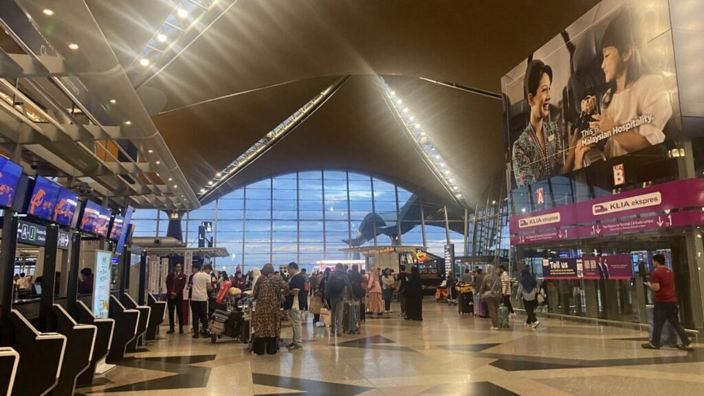 クアラルンプール国際空港の出発フロア