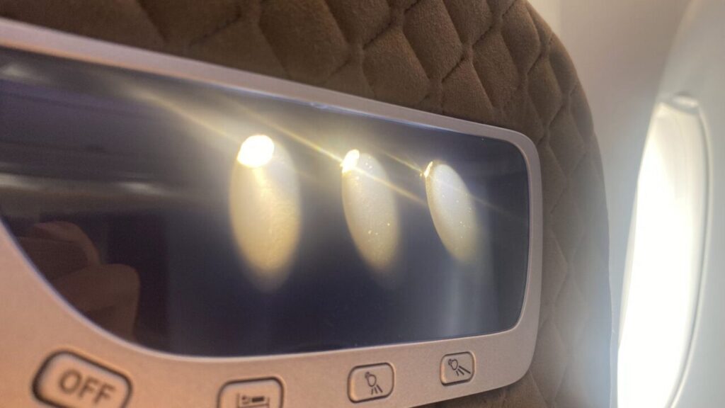 シンガポール航空A350-900ビジネスクラスの読書灯