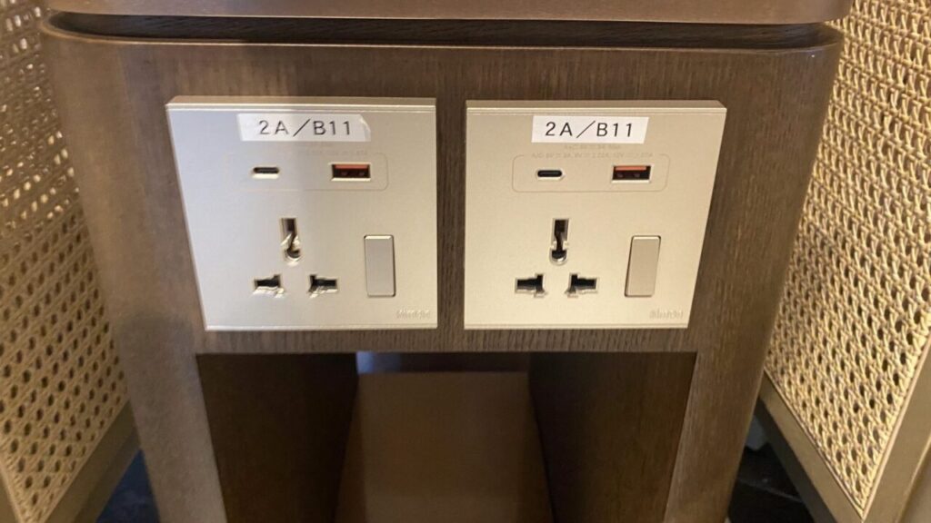 クアラルンプール国際空港トラベルラウンジのコンセントポートとUSB-C、USB-A