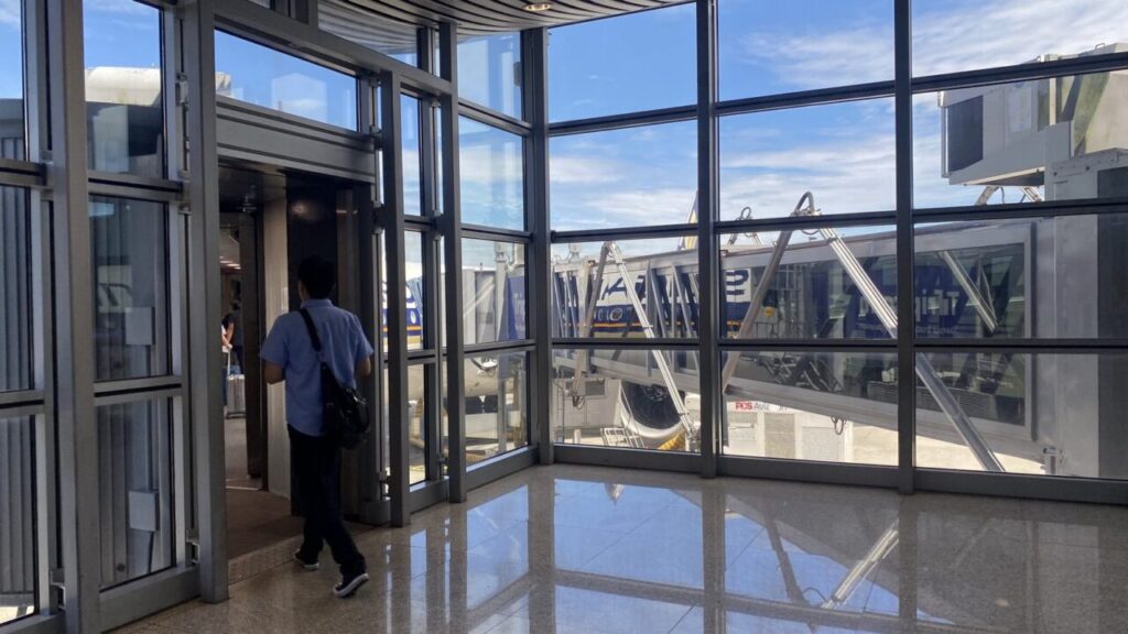 SQ105便のクアラルンプール国際空港での搭乗橋