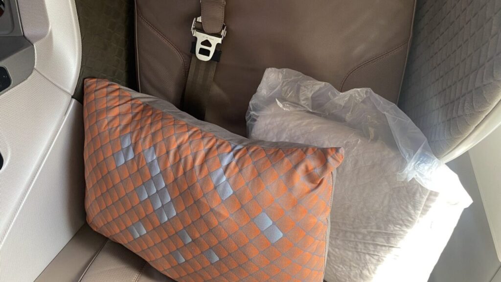 シンガポール航空ビジネスクラスのクッションとブランケット