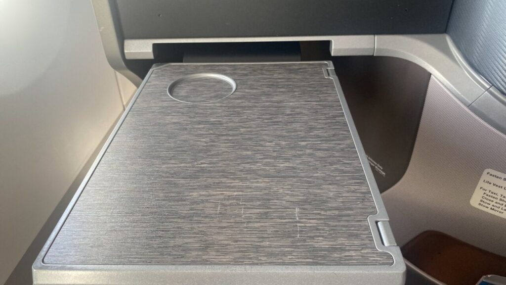 シンガポール航空A350-900ビジネスクラスのテーブル（折りたたまれた状態）
