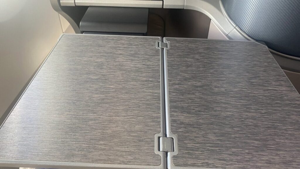 シンガポール航空A350-900のビジネスクラスのテーブル