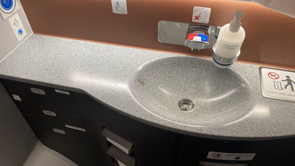 シンガポール航空トイレ内の洗面台