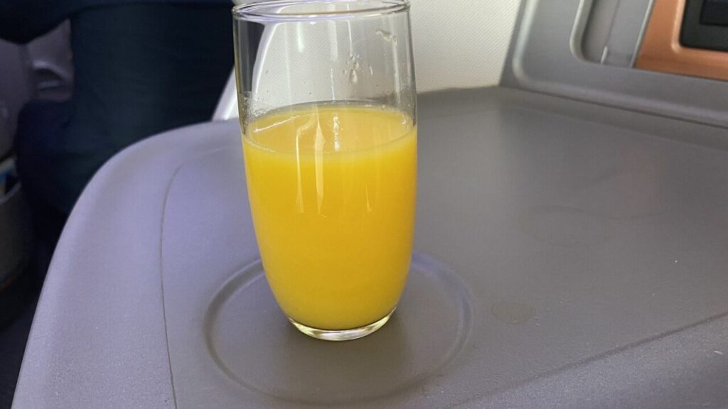 シンガポール航空ビジネスクラスのウェルカムドリンク（オレンジジュース）