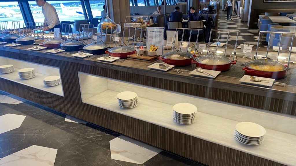 クアラルンプール国際空港トラベルラウンジのビュッフェ台