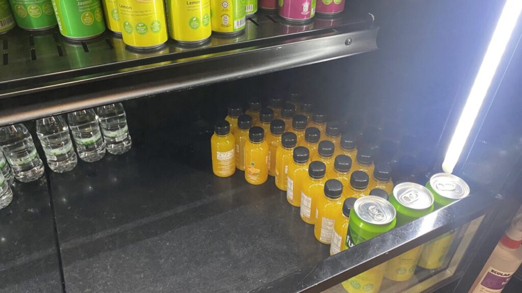 クアラルンプール国際空港のグローバルラウンジにあるストレートオレンジジュース