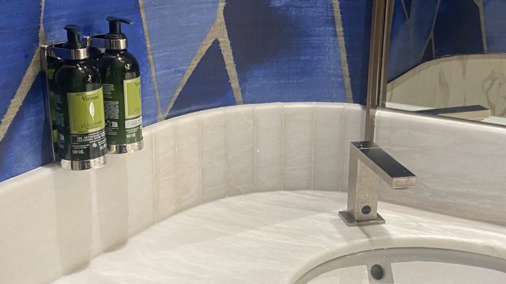 クアラルンプール国際空港トラベルラウンジのトイレに置かれたロクシタンのアメニティ