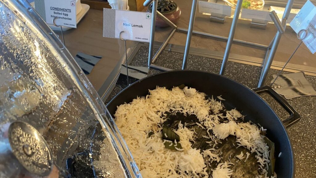 クアラルンプール国際空港トラベルラウンジのナシレマッ