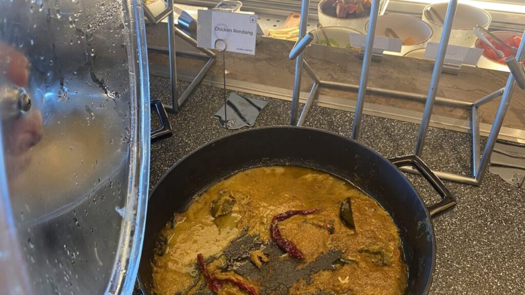 クアラルンプール国際空港トラベルラウンジのチキンルンダン