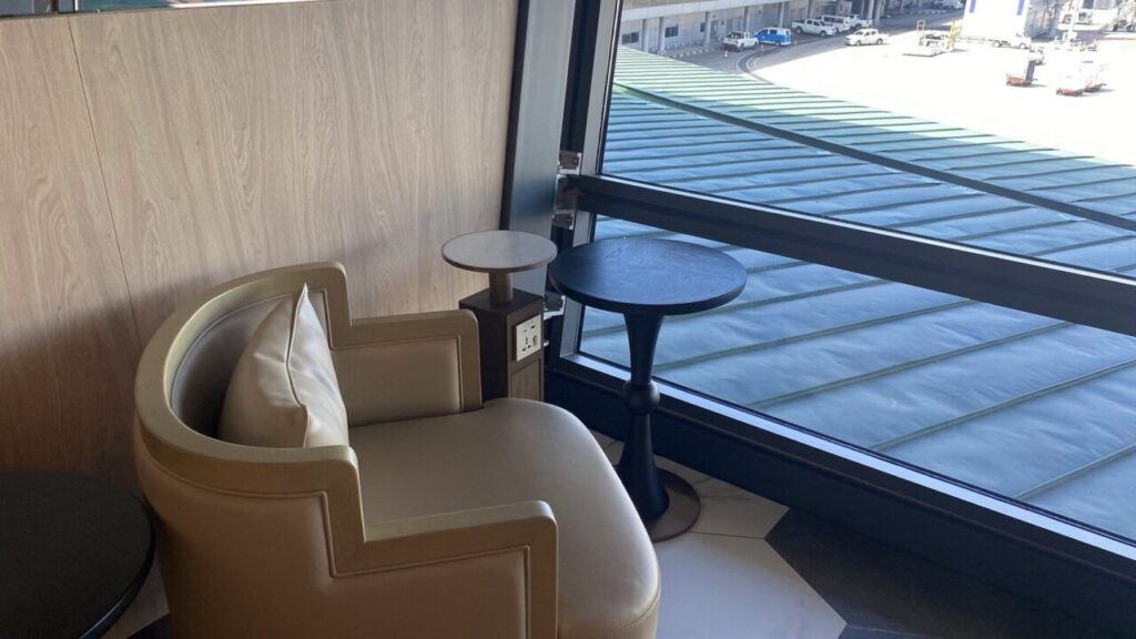 窓の外を眺めるのに適したクアラルンプール国際空港トラベルラウンジの1人用座席