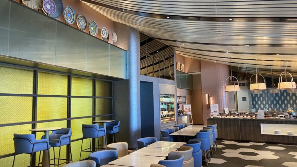 クアラルンプール国際空港トラベルラウンジのダイニングエリア