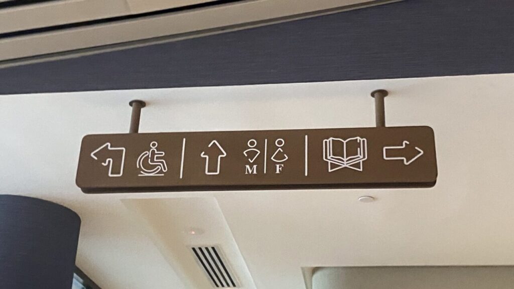 クアラルンプール国際空港トラベルラウンジの看板