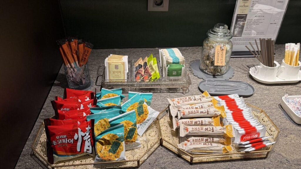 チェジュ空港国内線アシアナ航空ラウンジで提供されるスナック（韓国のお菓子）