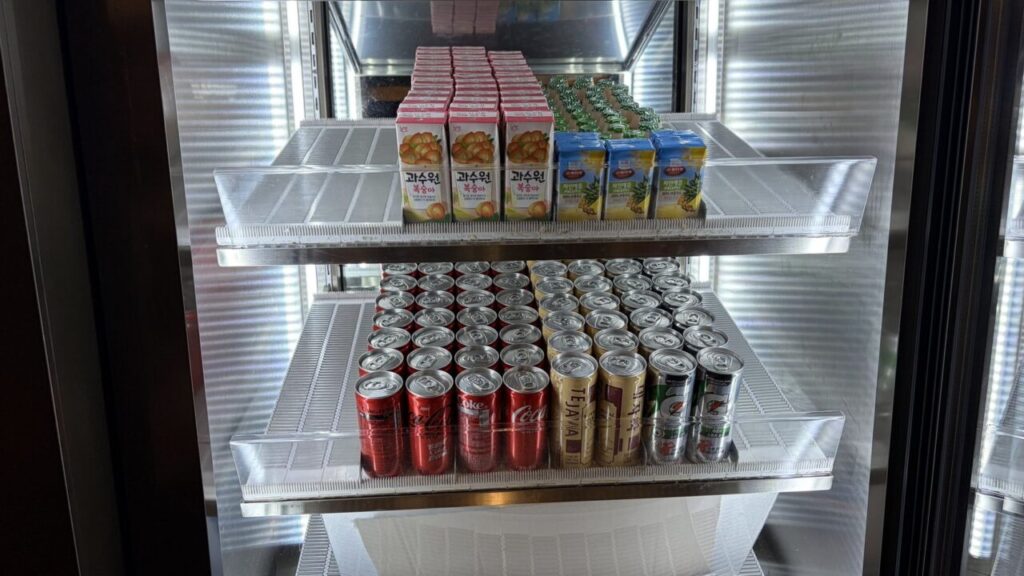 ソウル金浦空港の国内線ラウンジで提供される缶ジュースやパック茶などのソフトドリンク
