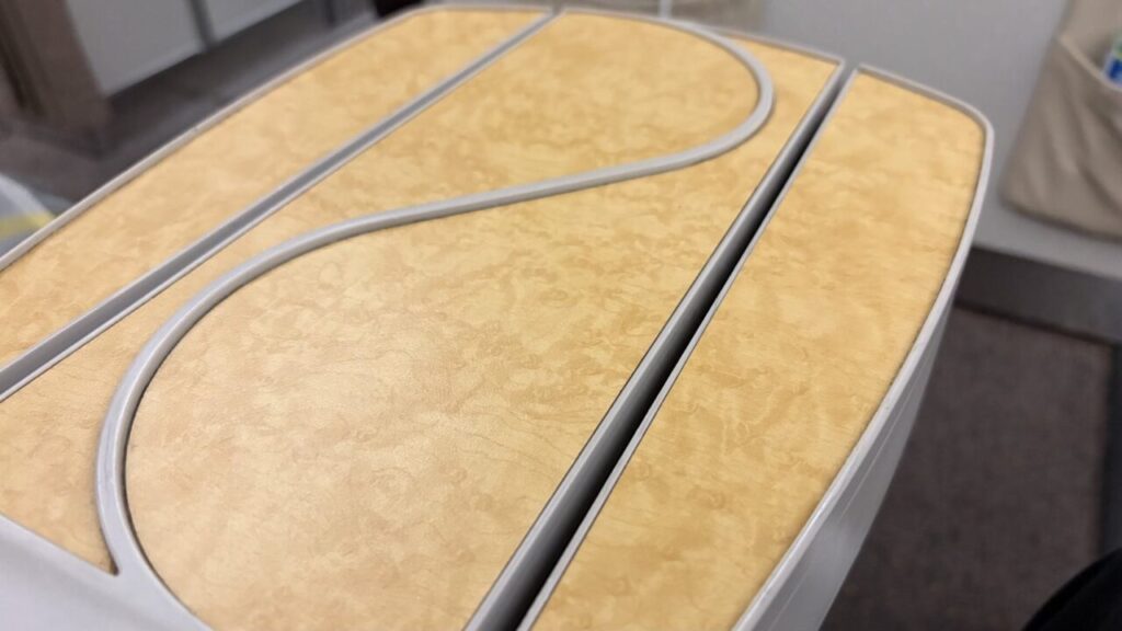 アシアナ航空A330国内線仕様機ビジネスクラスのサイドテーブル